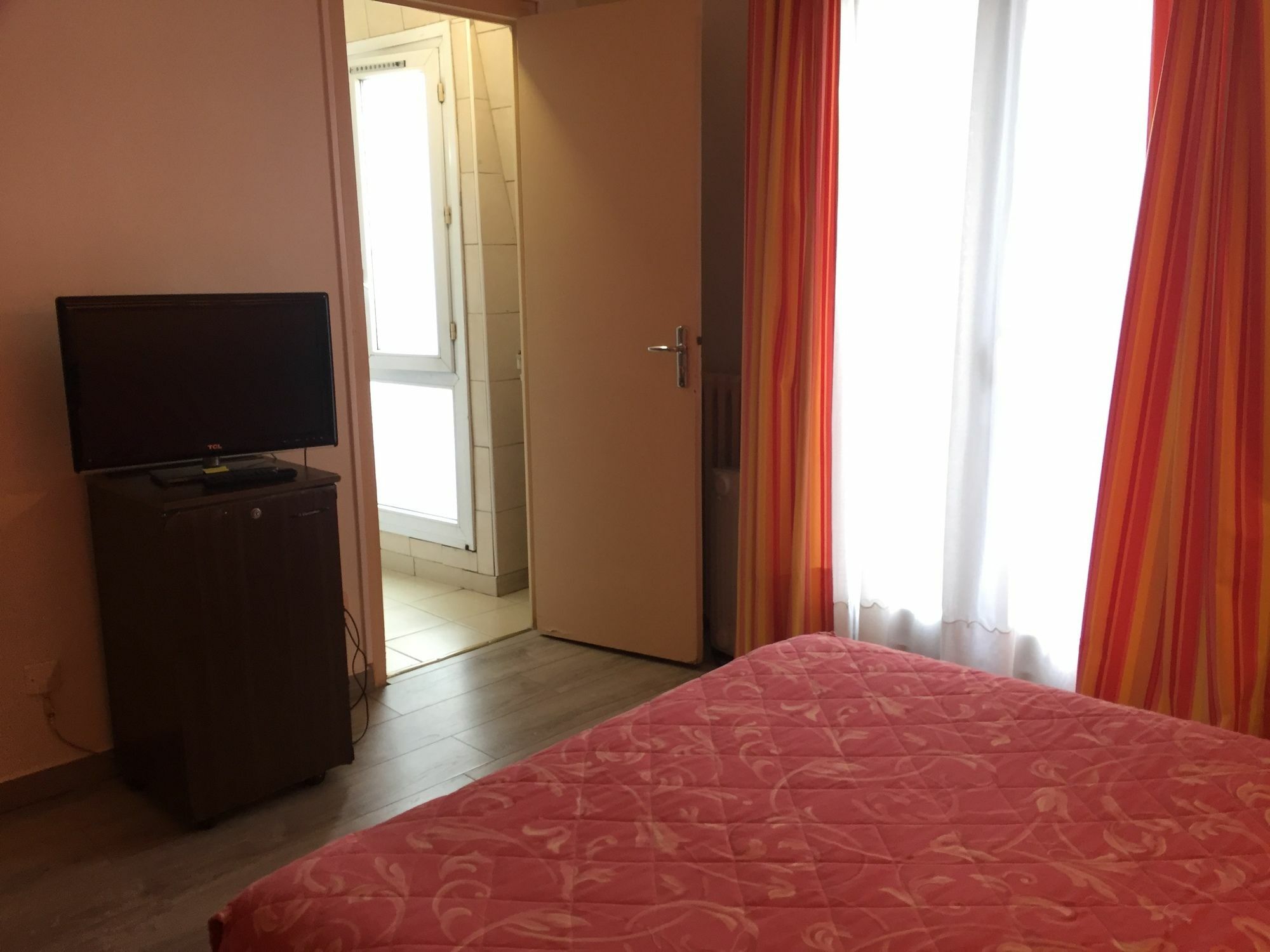 Hotel Des Pyrenees - Entre Bastille Et Nation Paris Eksteriør bilde