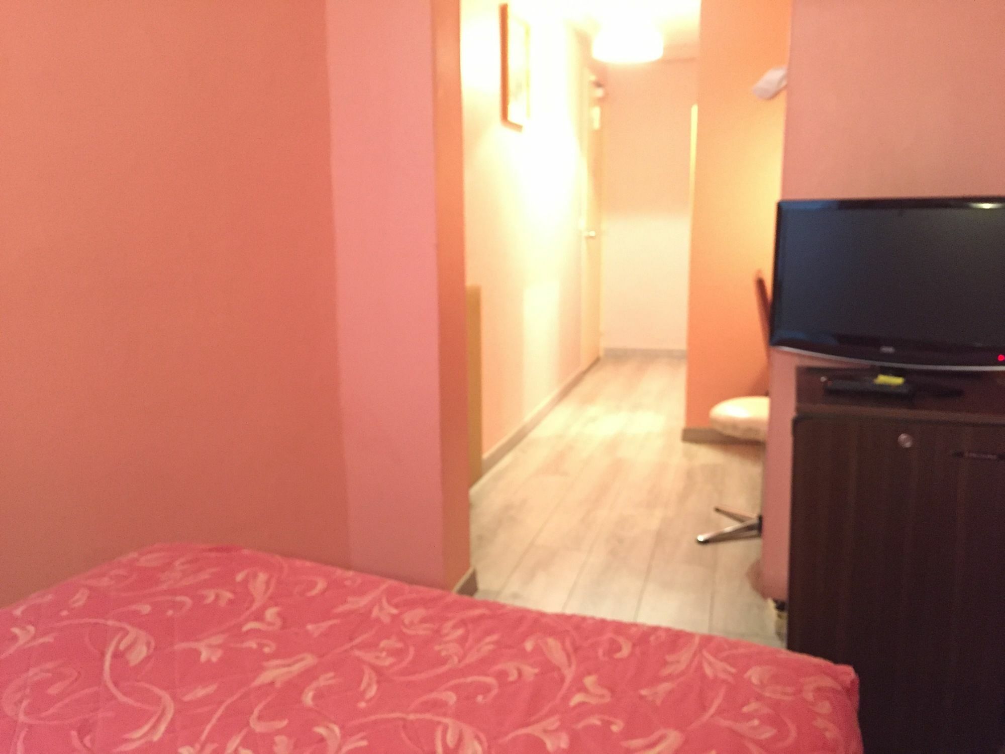 Hotel Des Pyrenees - Entre Bastille Et Nation Paris Eksteriør bilde