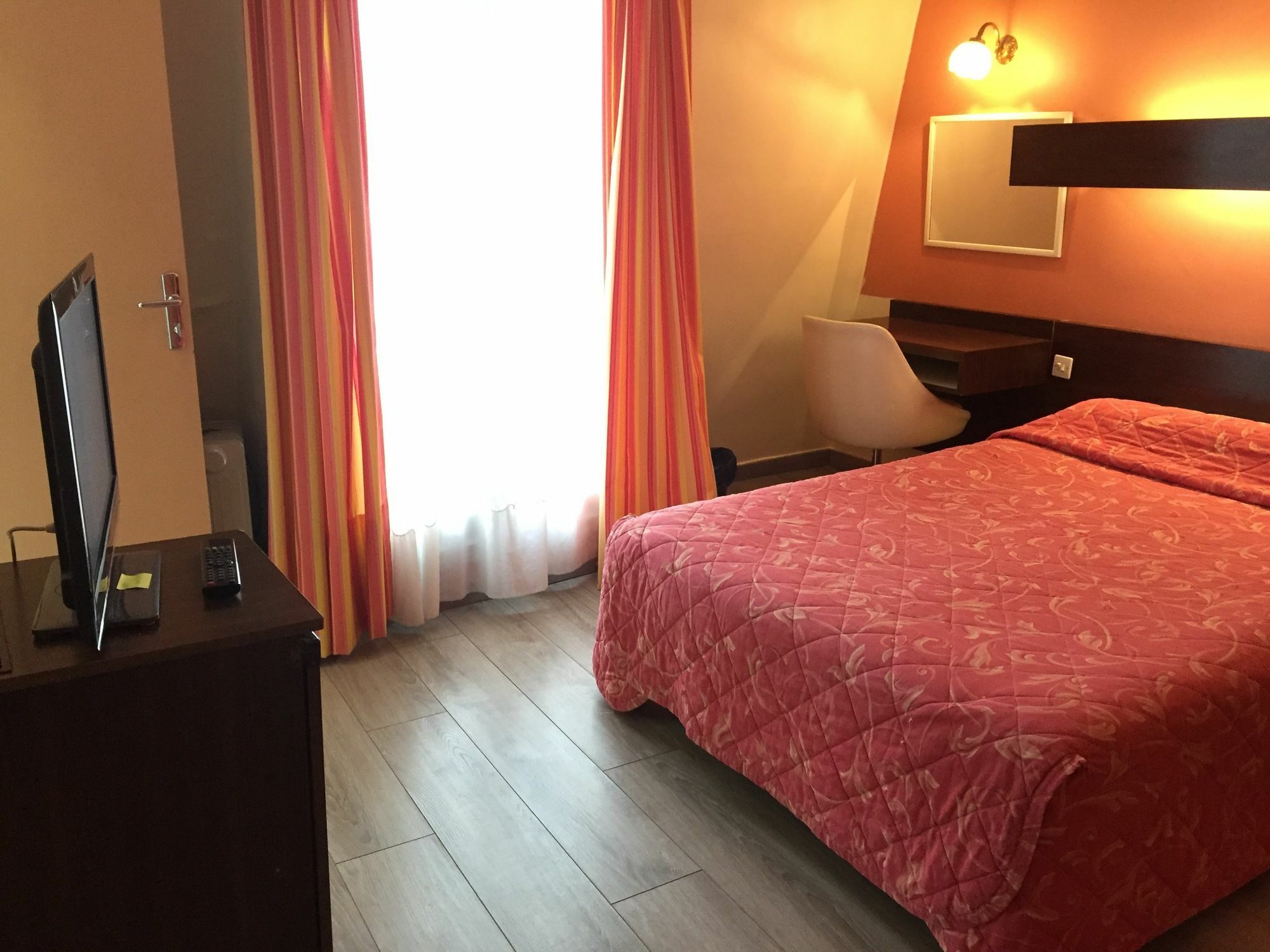 Hotel Des Pyrenees - Entre Bastille Et Nation Paris Eksteriør bilde
