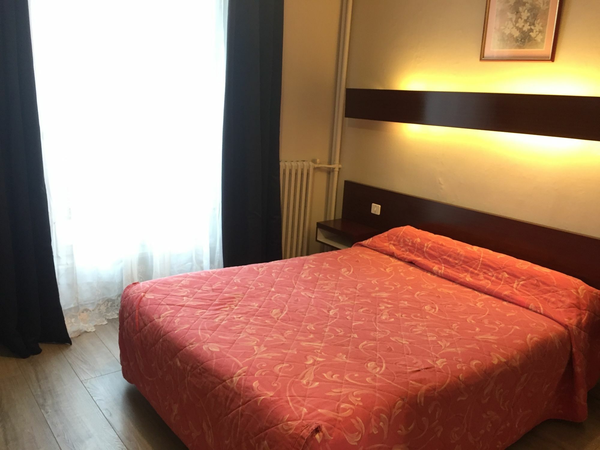 Hotel Des Pyrenees - Entre Bastille Et Nation Paris Eksteriør bilde