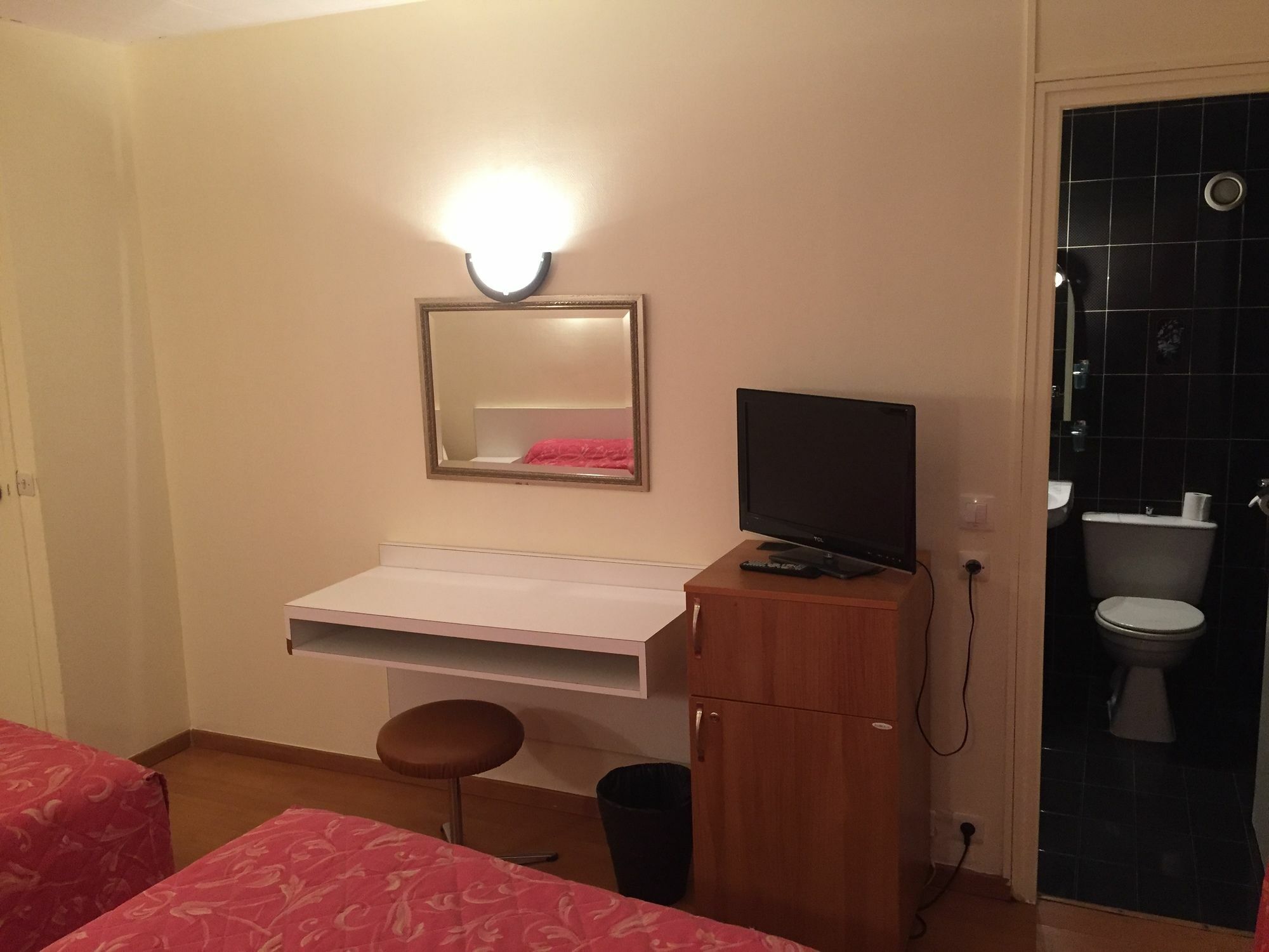 Hotel Des Pyrenees - Entre Bastille Et Nation Paris Eksteriør bilde